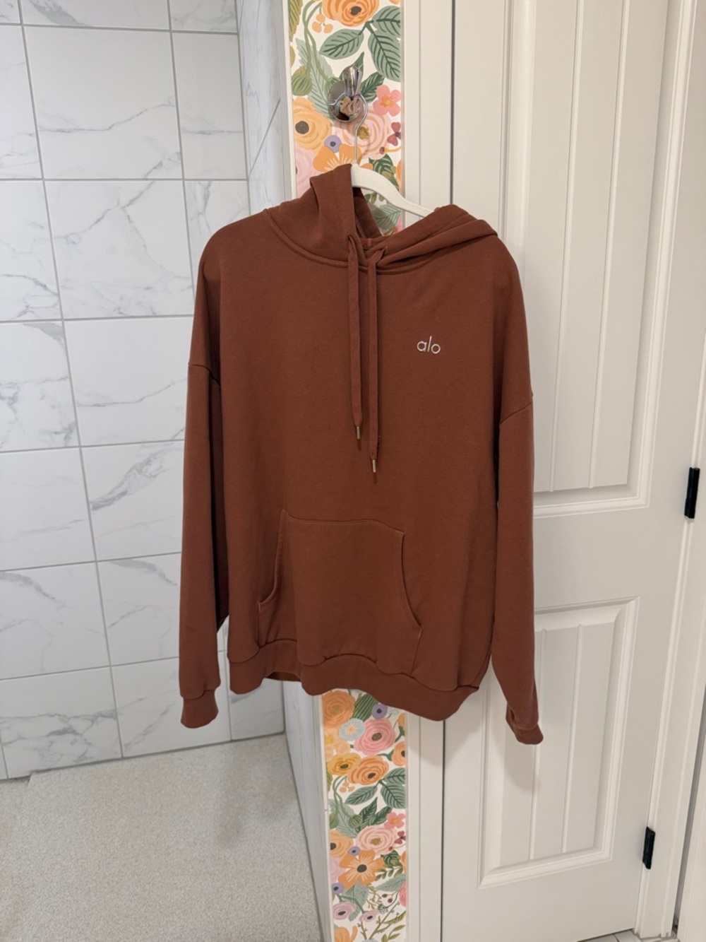 ALO Yoga  Pullover Hoodie in Warm Brown